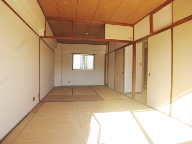 Living and room. Selfishness various uses because it is between the Japanese-style room × 2
