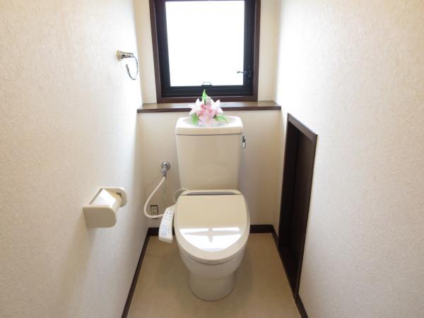 Toilet. 1F New hot water wash with toilet seat  Within the toilet, It is with storeroom that can store plenty. 