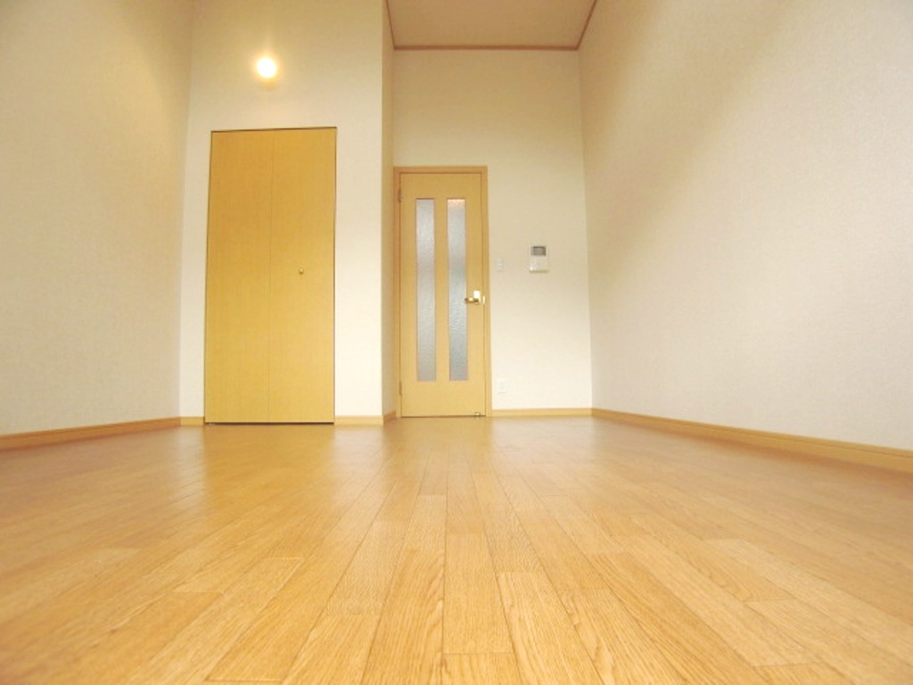 Other room space. Very open with high ceilings ( '▽ `)