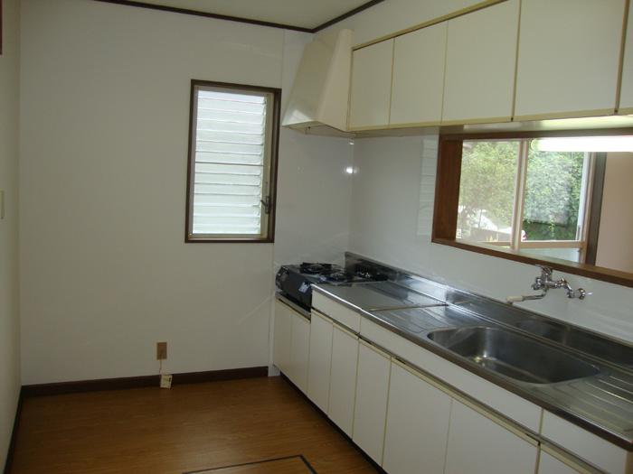 Kitchen. refrigerator, Cupboard is also put wide enough