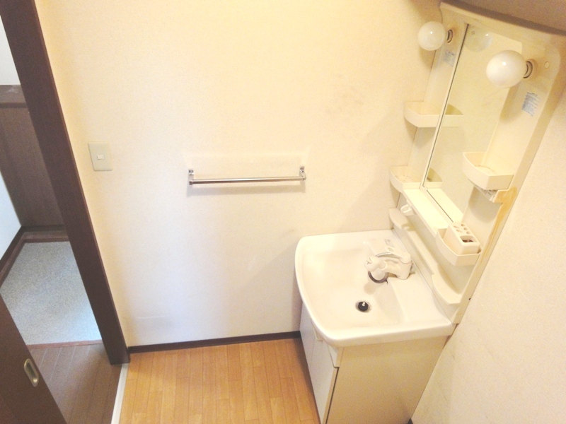Washroom. Wide dressing room ☆ Glad Shampoo Dresser & shelf with