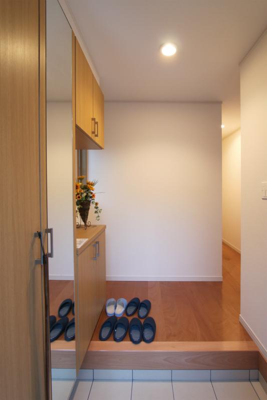 Entrance.  [The photograph is a property of the same manufacturer and construction] It comes with a shoe box in the foyer.