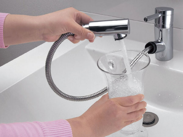 Bathing-wash room.  [Hand Shower Faucets] Spout part is also useful for cleaning of the morning of shampoo and washroom since pulled out. (Same specifications)