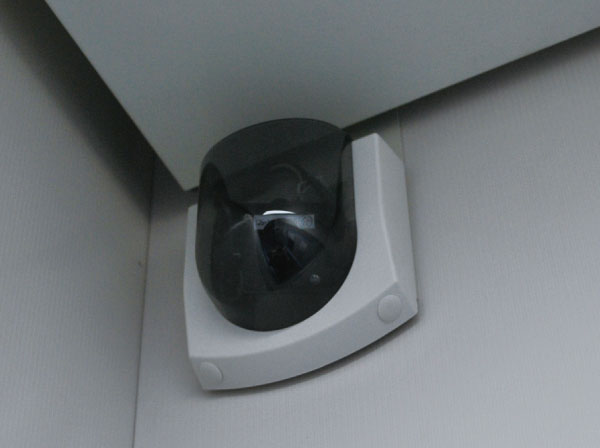 Security.  [Elevator in the security camera] Set up a recording-type security cameras to worry in the elevator prank, etc.. Because monitor image is to receive a continuous image, Appropriate action will be possible because can check the status of the place. (Same specifications)