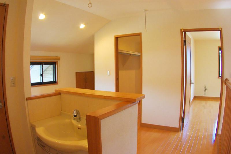 Bathroom. toilet, Washbasin 2 places! 