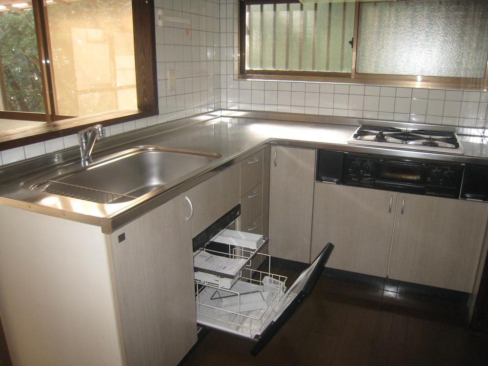 Kitchen. It is with dryer! 