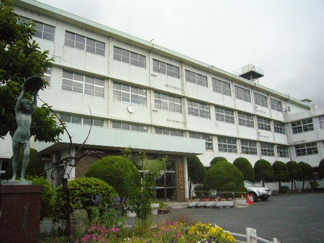 Primary school. 929m to Kitakyushu Minamioka Elementary School