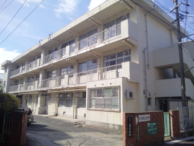 Primary school. 260m to Kitakyushu Liwu hill elementary school (elementary school)