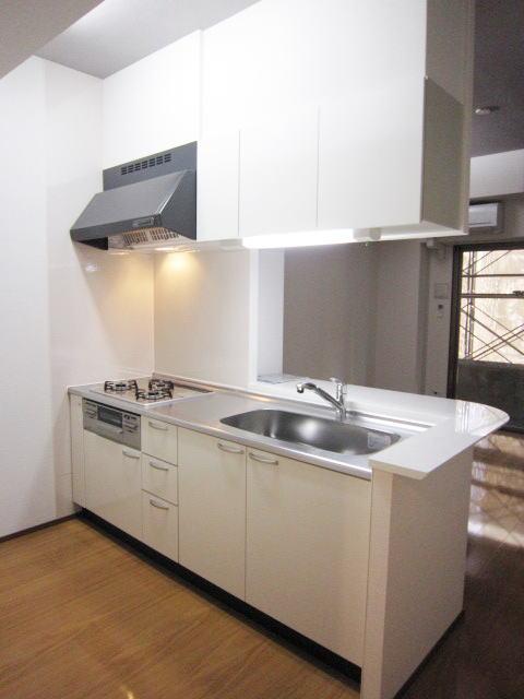 Kitchen. 3-neck with gas stove