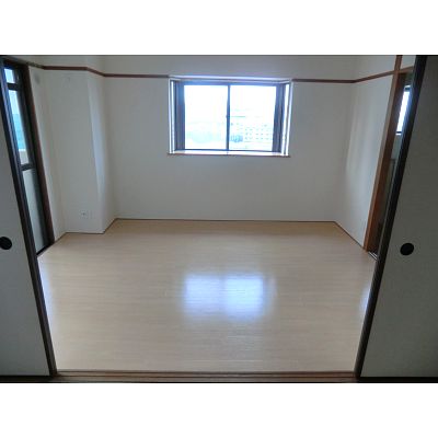 Other room space. It has been changed from the Japanese-style rooms to Western-style. 