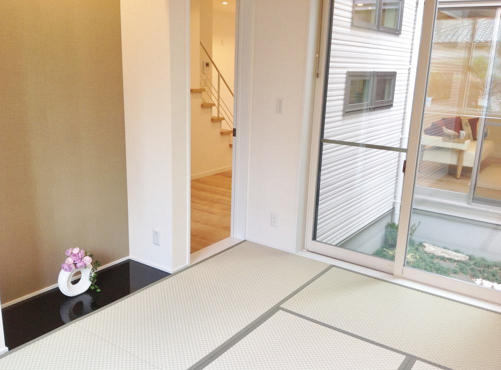 Non-living room. Guests can enjoy a courtyard from Itatsu of forest Koenmae model house Japanese-style room (with alcove).