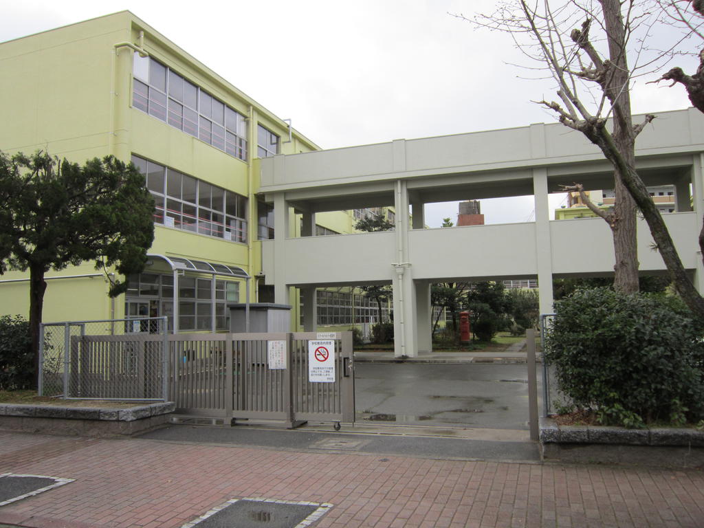 Primary school. 180m to Kitakyushu Nishiogura elementary school (elementary school)