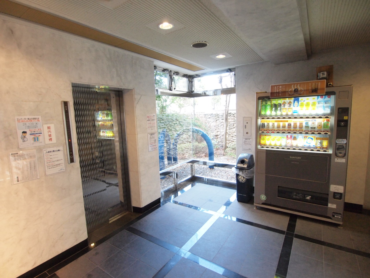 Entrance. Entrance, which is also a vending machine ☆ EV ☆ 