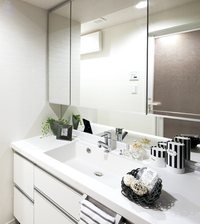 Bathing-wash room.  [Washroom] Only family because everyone is a place you use every day, Was attention to detail. A large mirror and a large sink, Comfortably, It can be useful, Because it is plenty also secured storage space, Also around the wash basin, You always clean and Katazuki.