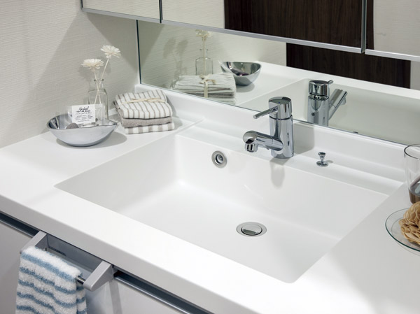 Bathing-wash room.  [Artificial marble top plate ・ Bowl-integrated counter] Integrated countertop there is no seam of the top plate and bowl. Top plate of the square bowl shape and matte finish, To produce a feeling of luxury.