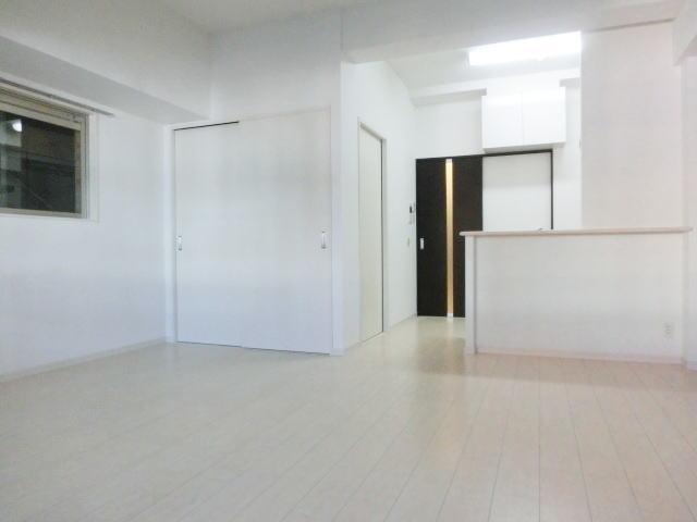 Living and room. Popular face-to-face kitchen ・ Corner room