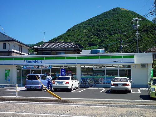 Convenience store. 450m to Family Mart (convenience store)