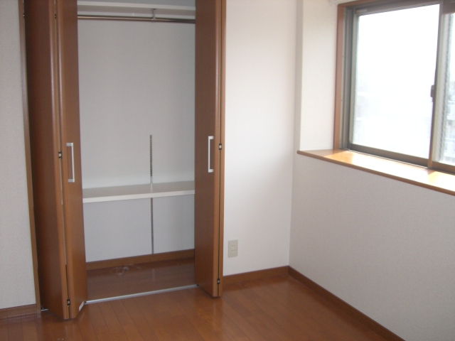 Other room space. It is a corner room photo of the same type.