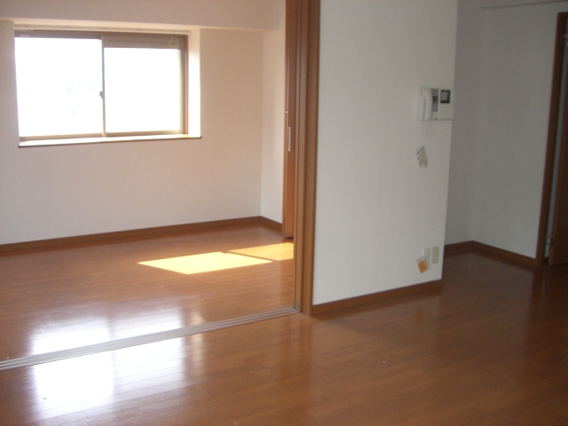 Other room space. It is a corner room photo of the same type.