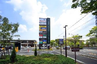 Shopping centre. 819m until spinner Garden Otemachi (shopping center)