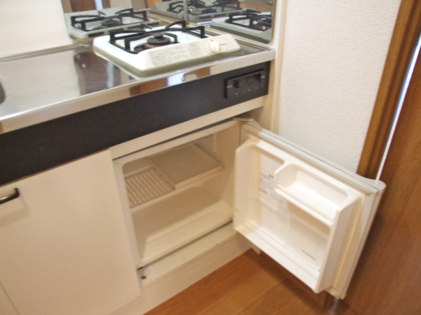 Kitchen. Equipped with a refrigerator under the stove! ! Optimal capacity to live alone! ! 