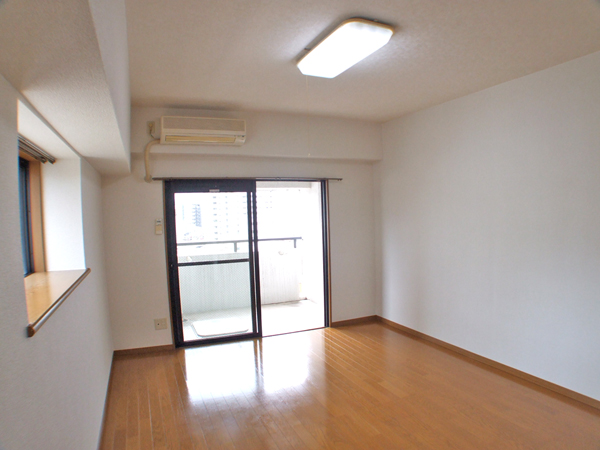 Living and room. It is overlooking the city center Ogura from balcony! ! 