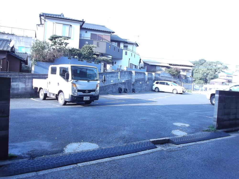 Local land photo. Parking entrance