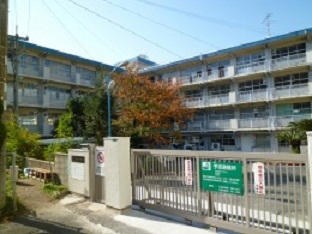 Junior high school. 664m to Kitakyushu Kirioka junior high school (junior high school)