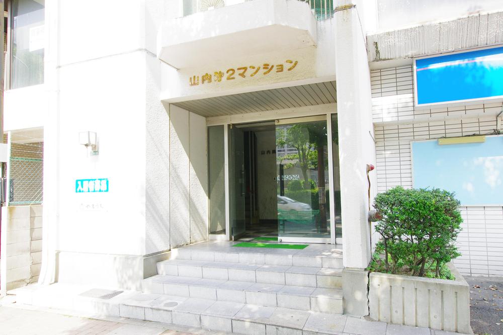 Entrance. Common areas
