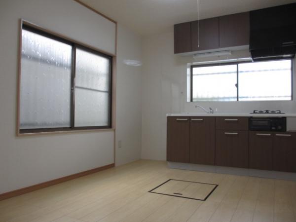 Kitchen. This is a system kitchen YAMAHA. Flooring wax unnecessary Sumitomo Crest ・ It has been changed to scratch-resistant flooring.