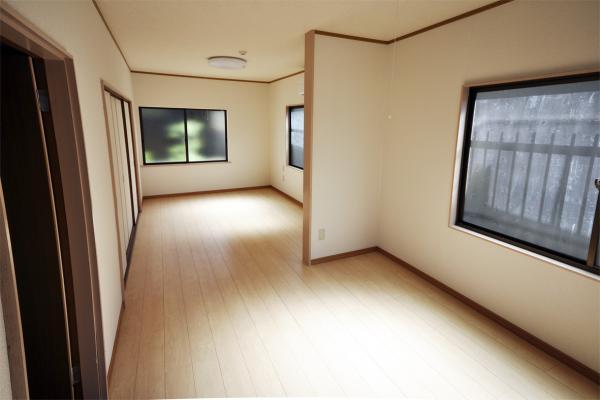 Living. DK ・ Connect what was divided into Western-style, It has a floor plan changes to the LDK. Flooring is using waxing unnecessary material. scratch ・ So strong in dirt worry living together with pets