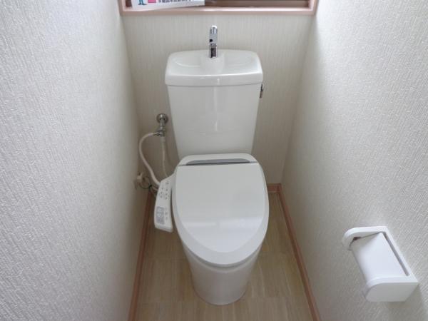 Toilet. From the old Japanese-style toilet, Thermal insulation of new ・ Exchange did with washer toilet. Comfortable also in the cold winter, Flooring is using a simple cushion floor care. 