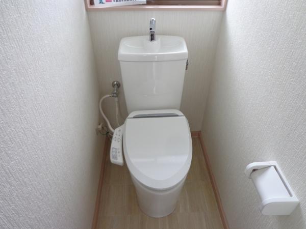 Toilet. From the old Japanese-style toilet, Thermal insulation of new ・ Exchange did with washer toilet. Comfortable also in the cold winter, Flooring is using a simple cushion floor care.