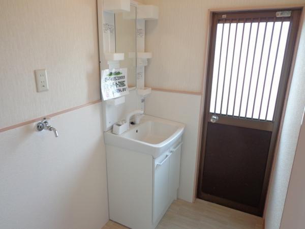 Wash basin, toilet. We put the white of the new vanity with cleanliness. Since the hose expands and contracts, Easy-to-use