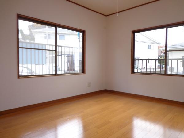 Non-living room. Re-covering the floor with a new one. Because it is located on a hill, Day is a good warm room. In summer Kanmon fireworks can be enjoyed at home ~