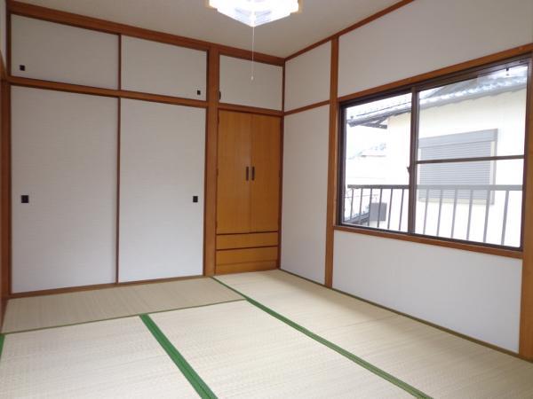 Parking lot. It Omotegae the tatami. Day is a good warm room