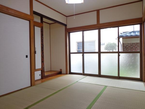 View photos from the dwelling unit. Re-covering the old sliding door with a new one, Tatami has a Omotegae. Sunny, We finished in the space with a neat and clean feeling.