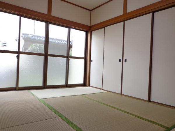 Entrance. Re-covering the old sliding door with a new one, Tatami has a Omotegae. Sunny, We finished in the space with a neat and clean feeling. 