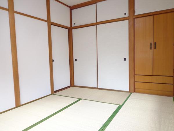 Non-living room. Re-covering the old sliding door with a new one, Tatami has a Omotegae. Sunny, We finished in the space with a neat and clean feeling.