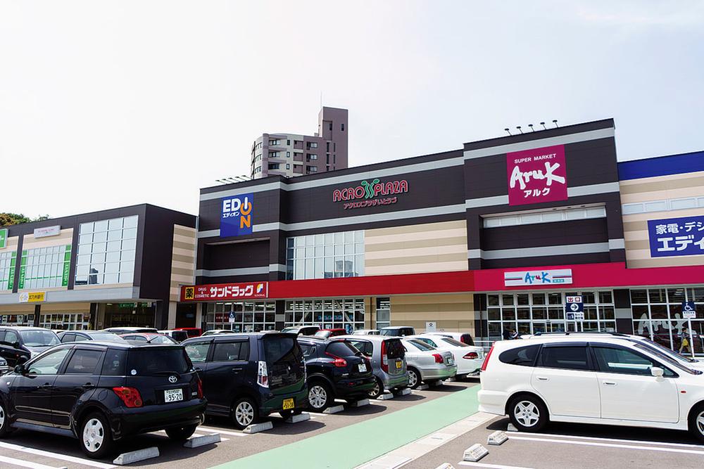 Shopping centre. Until Akurosupurazai Tozu 850m