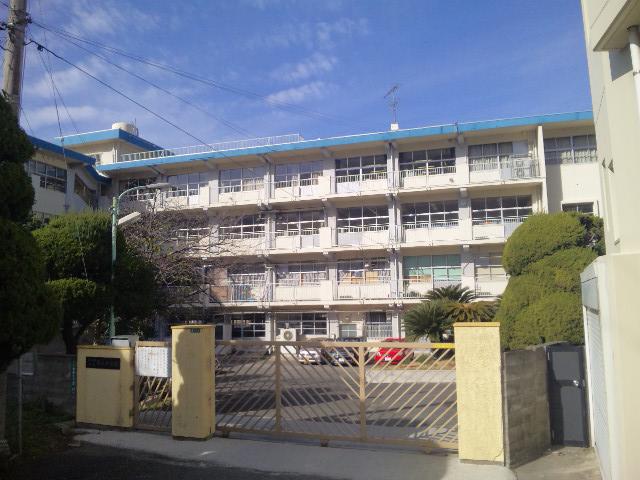 Junior high school. 720m to Kitakyushu Kirioka junior high school