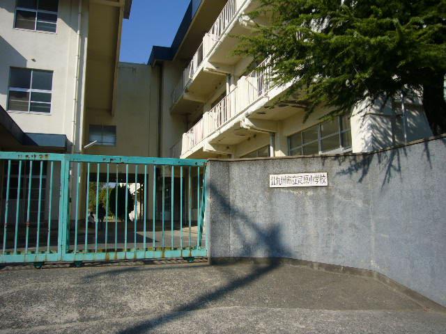 Primary school. 320m to Kitakyushu Ashihara elementary school
