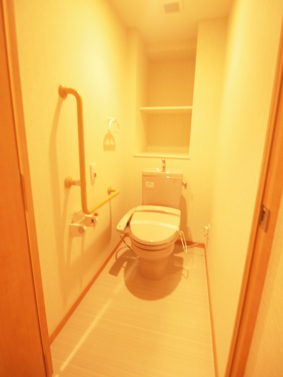 Toilet. Bidet with toilet in consideration of the barrier-free ☆