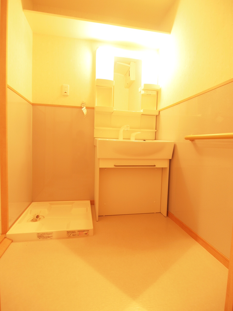 Washroom. Independent wash basin ☆ It is indoor washing machine Storage