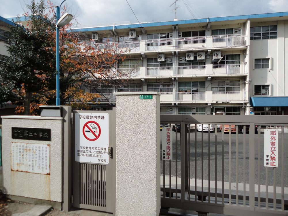 Junior high school. 411m to Kitakyushu Kirioka junior high school