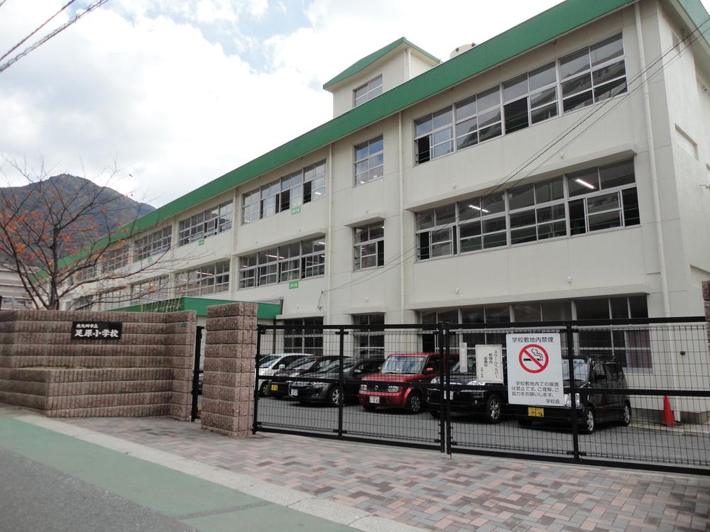Primary school. 693m to Kitakyushu Ashihara elementary school