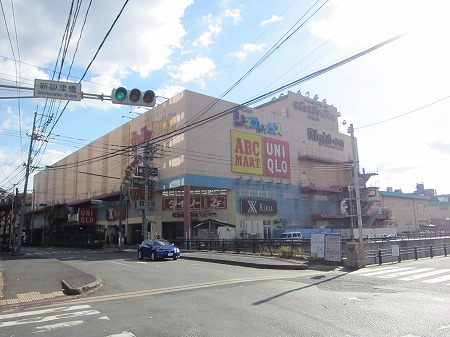 Shopping centre. UNIQLO Chachataun Kokura to (shopping center) 147m