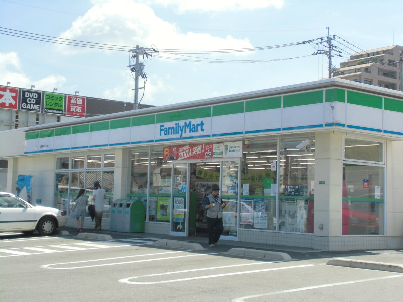 Convenience store. FamilyMart Kokura Midorigaoka store up (convenience store) 253m
