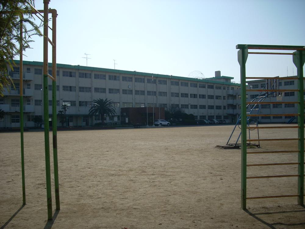 Primary school. 584m to Kitakyushu Yukawa Elementary School