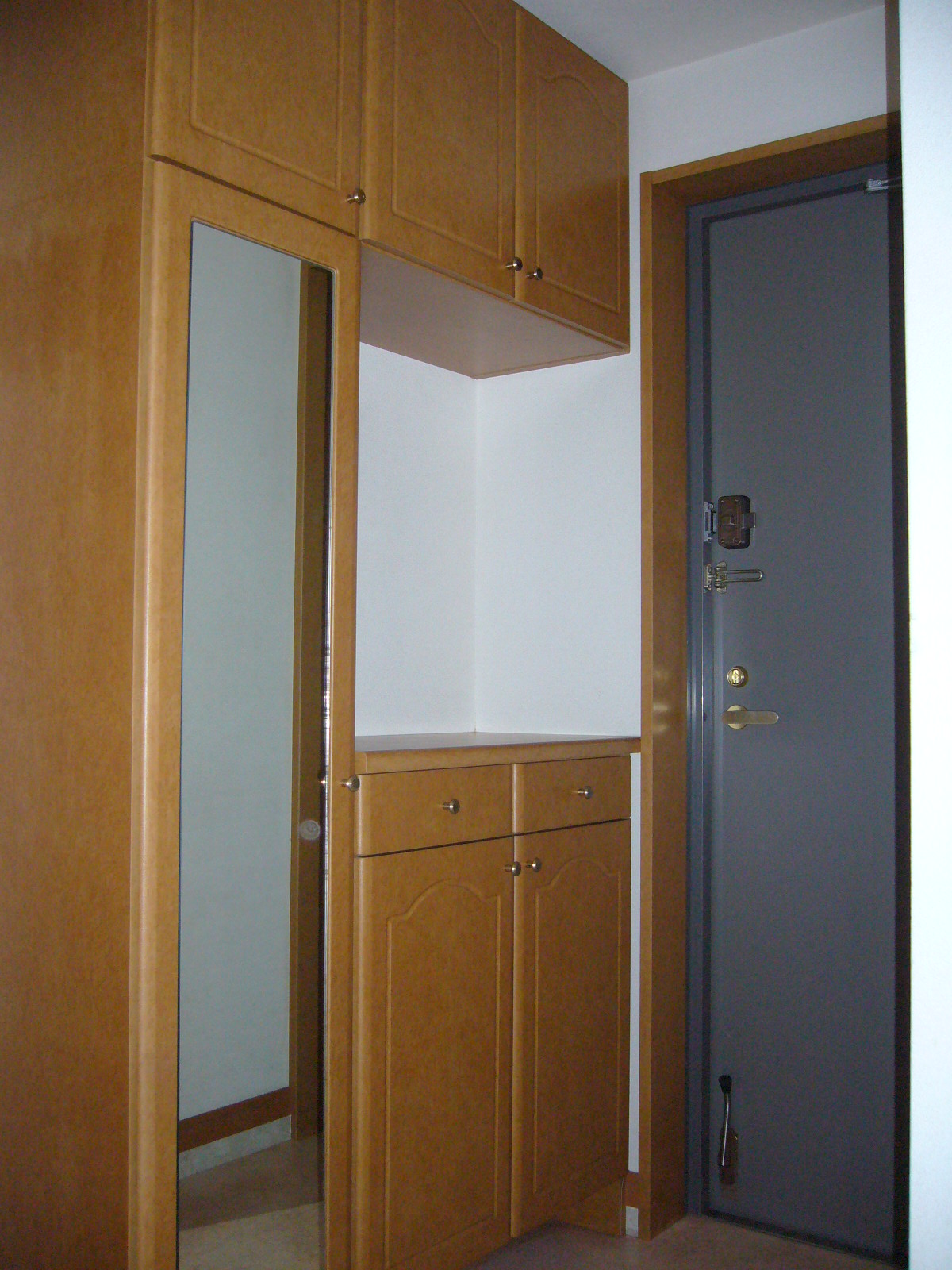Entrance. Full-length mirror with shoe box